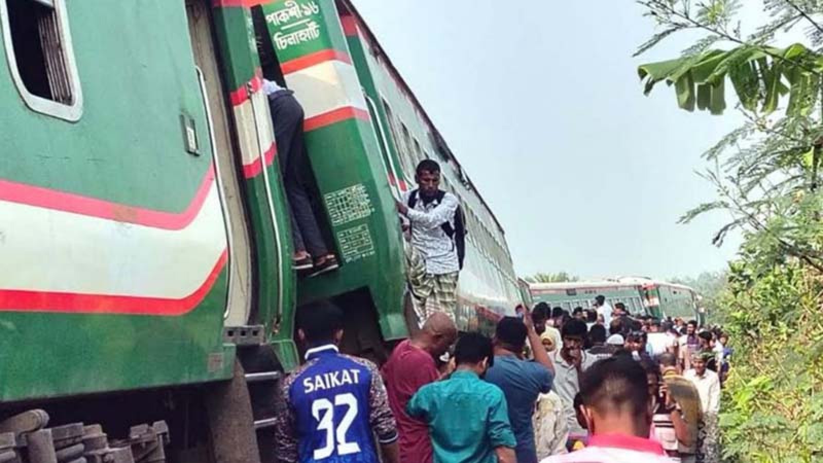 চালক সংকেত অমান্য করায় নীলসাগর এক্সপ্রেস লাইনচ্যুত, আহত ৬৬
