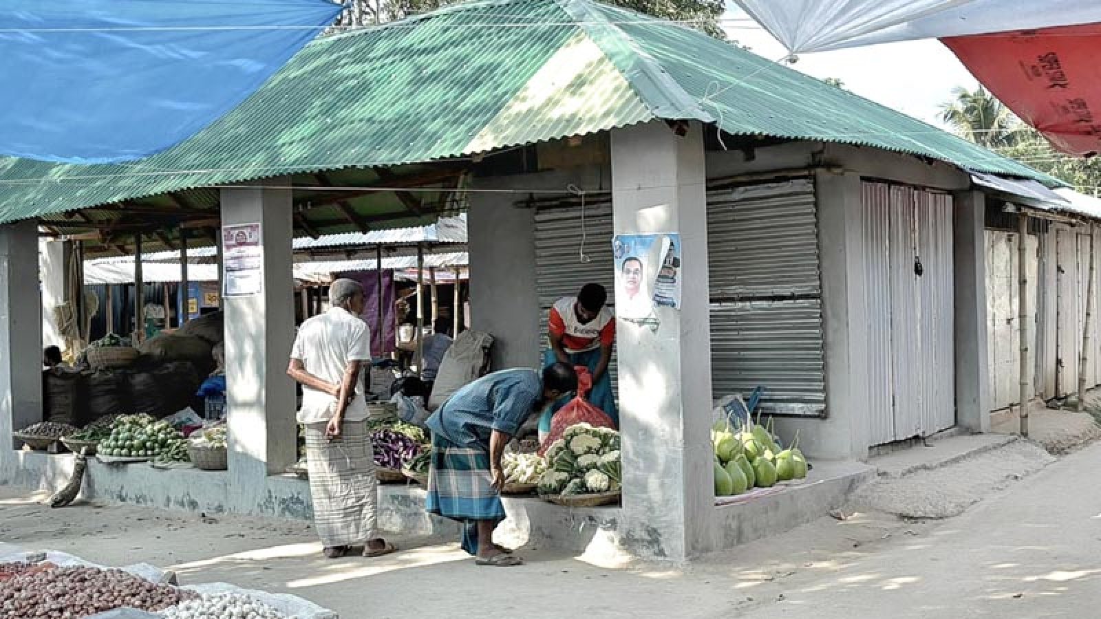 মান্দায় হাট উন্নয়নে সাড়ে ৯ লাখ টাকায় নামমাত্র কাজের অভিযোগ