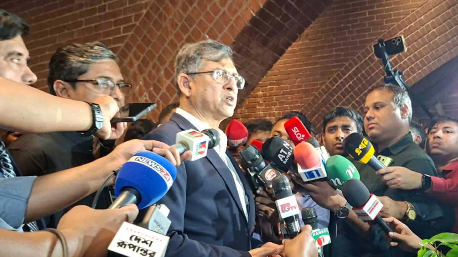 স্পিকার-ডেপুটি স্পিকারকে শপথ পড়াবেন রাষ্ট্রপতি