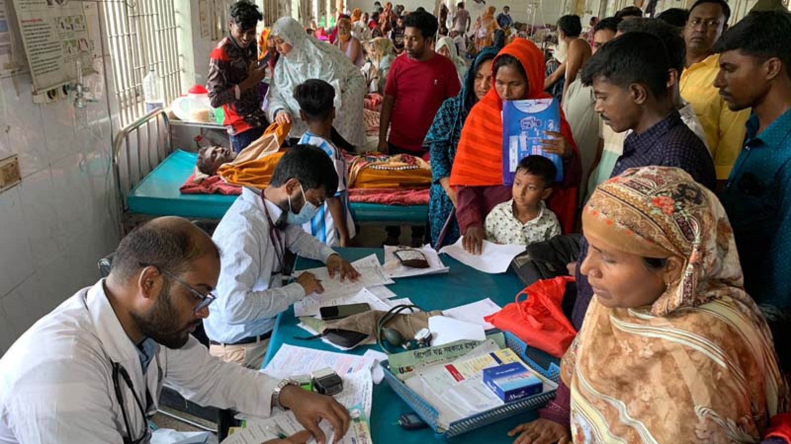 কর্মবিরতিতে রামেক হাসপাতালের ইন্টার্ন চিকিৎসকেরা, ভোগান্তিতে রোগীর স্বজনরা