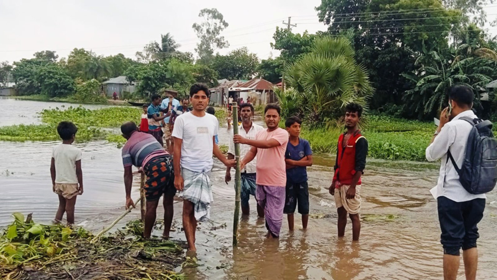 সিংড়ায় ভেঙে যাওয়া সড়ক সংস্কার করলেন বিএনপি-ছাত্রদল নেতারা