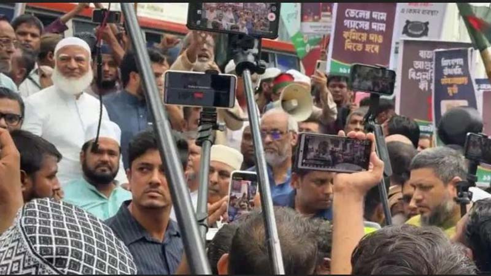 সচিবালয়ের সামনে ১১-দলীয় ঐক্যের অবস্থান, পুলিশি বাধায় ‘ধাক্কাধাক্কি’