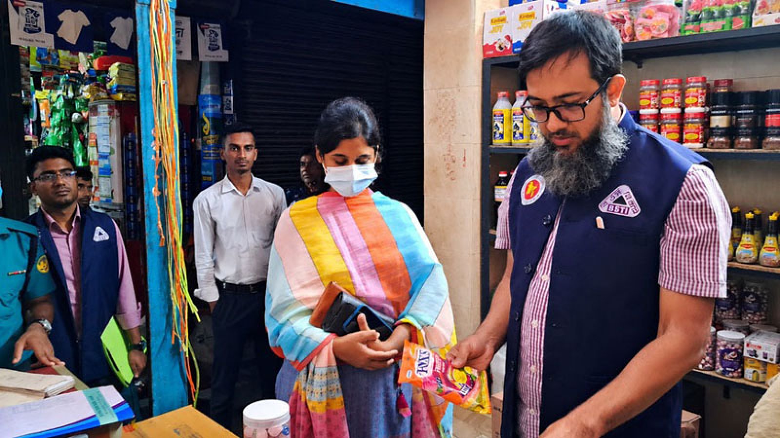 নগরীতে অনুমোদনহীন বিদেশি চকলেট-লজেন্স বিক্রি করায় জরিমানা