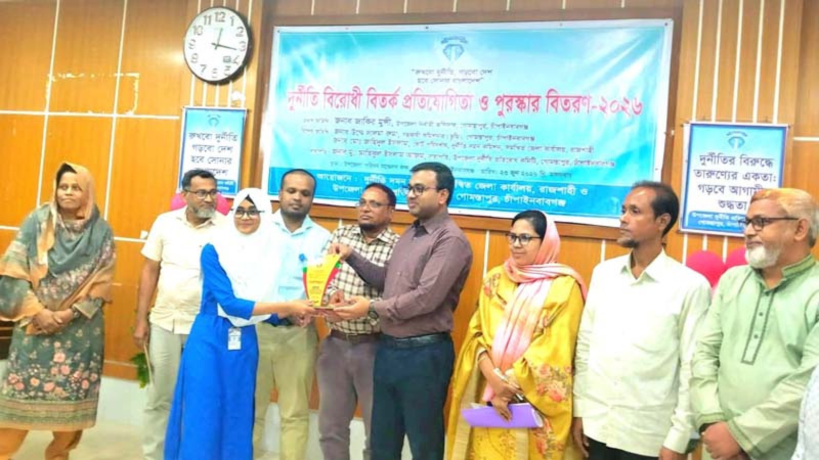গোমস্তাপুরে দুর্নীতি বিরোধী বিতর্ক প্রতিযোগিতায় চ্যাম্পিয়ন রাবেয়া বালিকা বিদ্যালয়