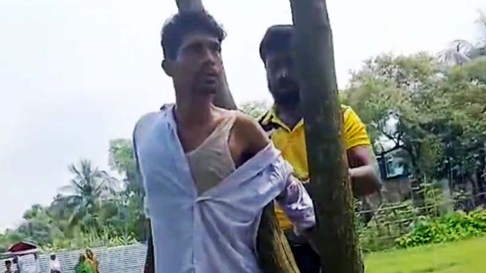 চাঁদা চাওয়ায় যুবদল নেতাকে গাছে বেঁধে রাখল জনতা