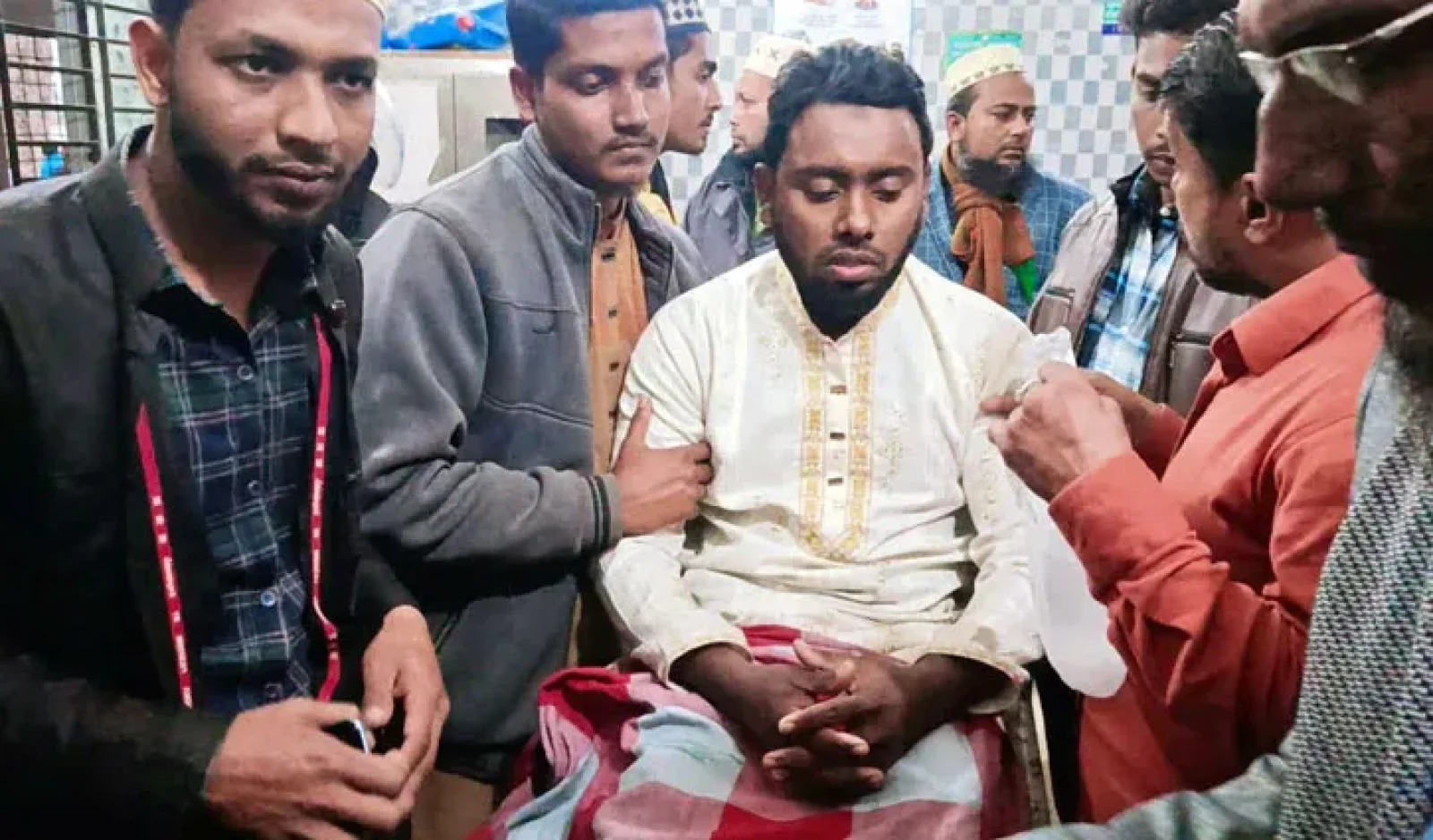নারী সদস্যদের ধাওয়া, বাধা দেওয়ায় জামায়াত নেতার পা ভাঙল বিএনপি কর্মী