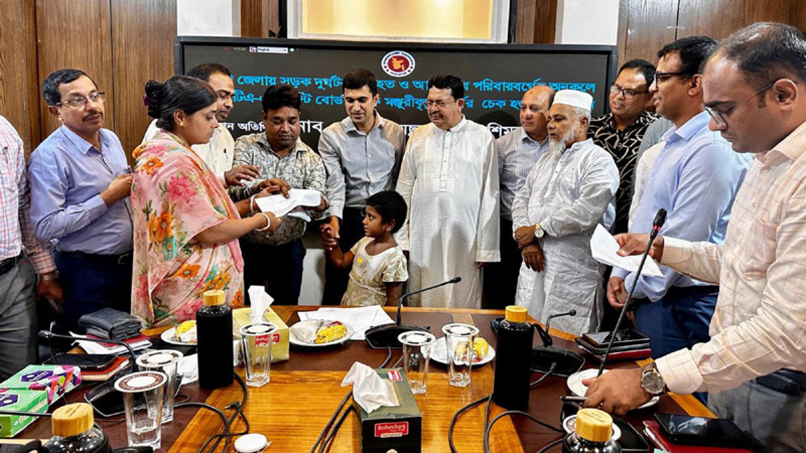 পাবনায় সড়ক দুর্ঘটনায় ক্ষতিগ্রস্ত পরিবারের মাঝে অনুদানের চেক বিতরণ
