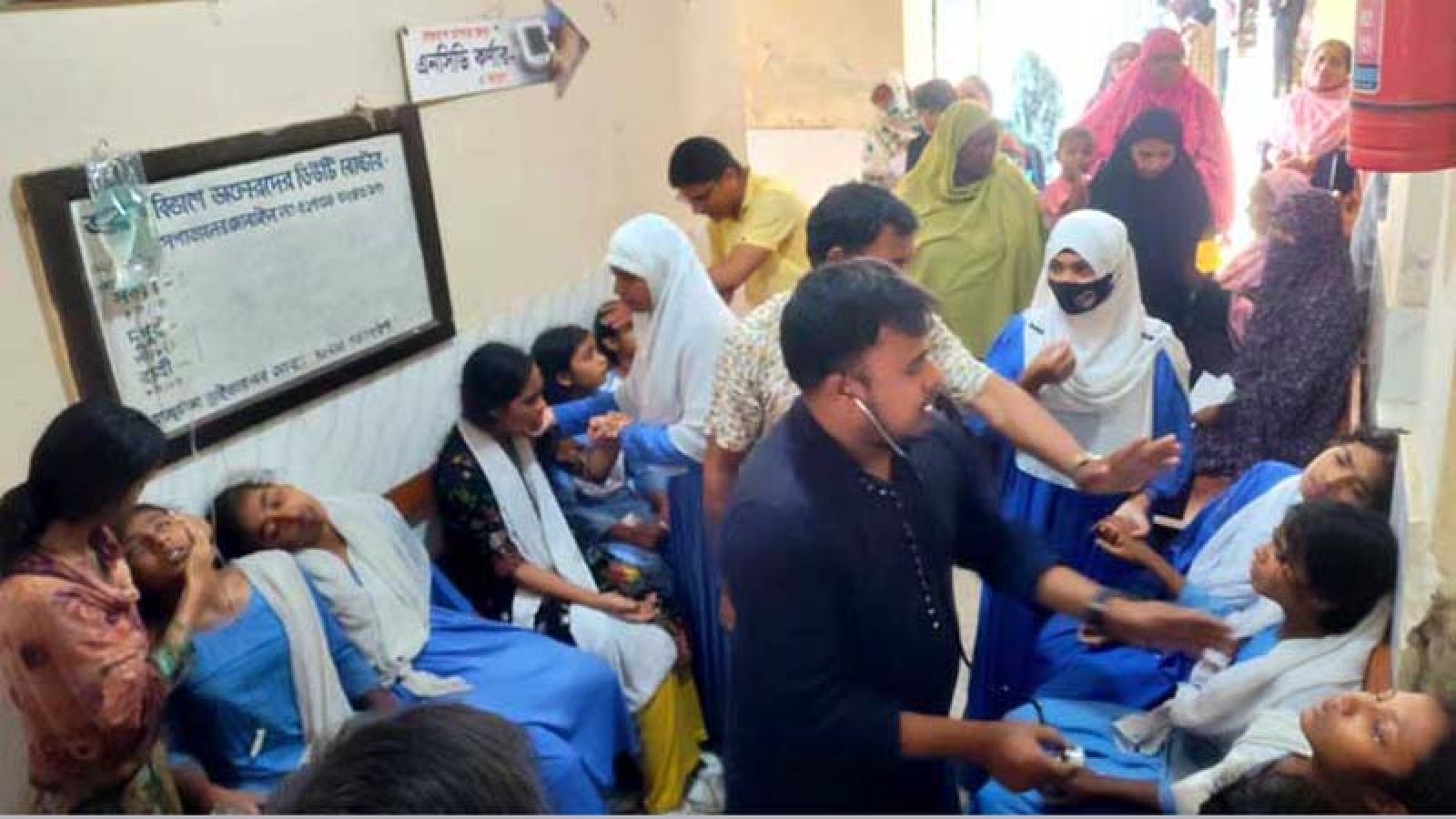পাবনায় হঠাৎ করে ছাত্রীরা অসুস্থ, ৬৫ জন হাসপাতালে