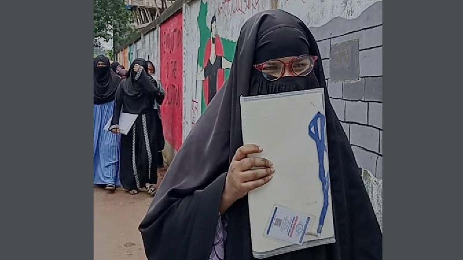 বাবার লাশ বাড়িতে রেখে পরীক্ষার কেন্দ্রে আয়েশা সিদ্দিকা!