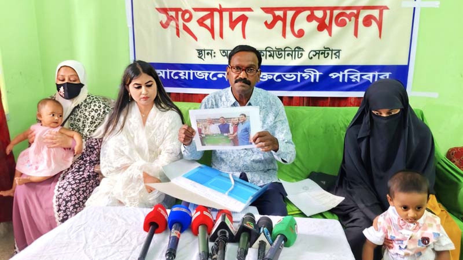 সংবাদ সম্মেলনে ভুক্তভোগীর অভিযোগ: ‘মব সৃষ্টি করে বসতভিটা ও মার্কেট গুঁড়িয়ে দেওয়া হয়েছে’