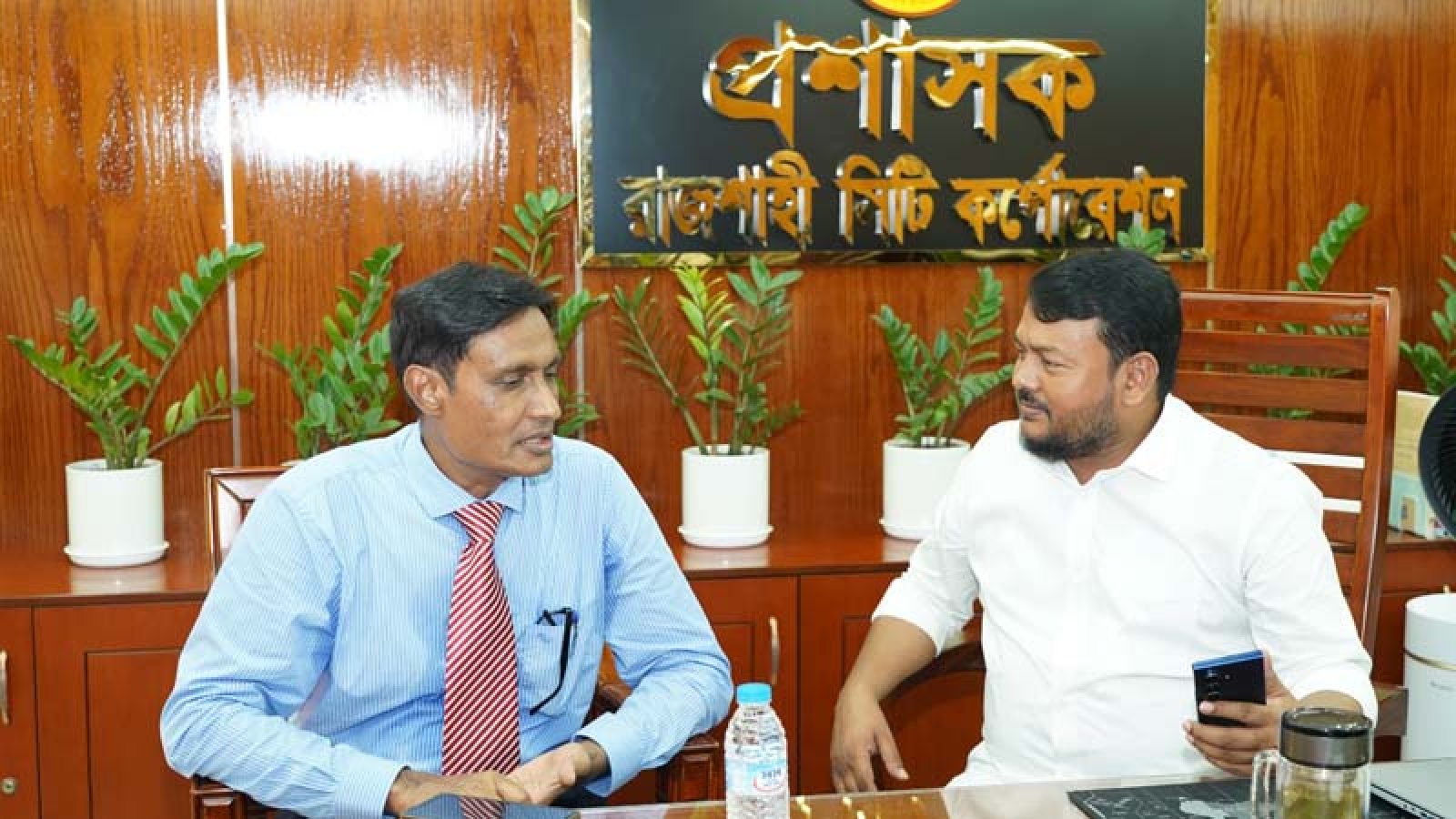 রাসিক প্রশাসকের সাথে বিভাগীয় কমিশনারের সৌজন্য সাক্ষাৎ