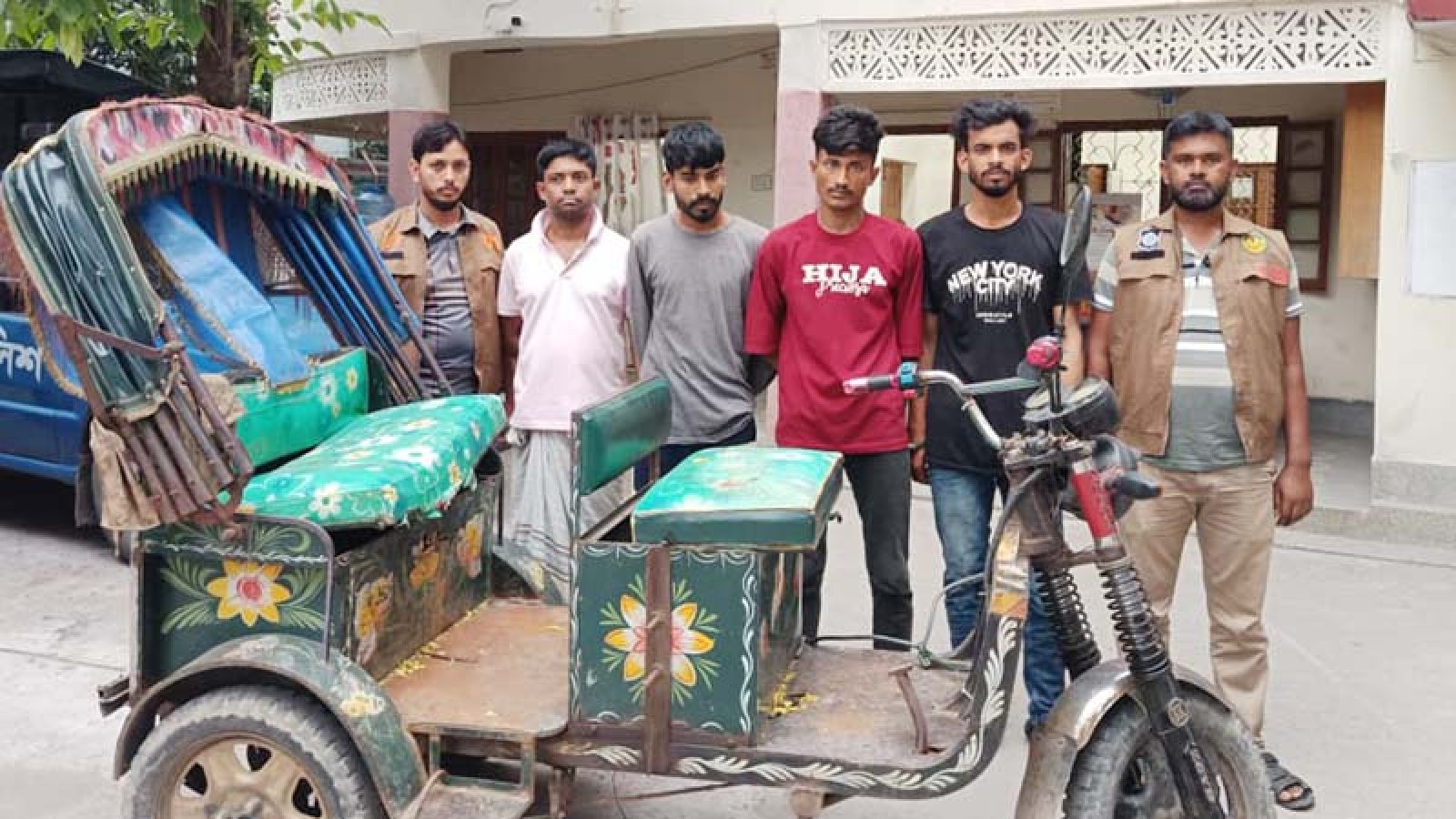 নগরীতে অটোরিক্সা চালক হত্যার ঘটনায় ৪ সদস্য গ্রেপ্তার