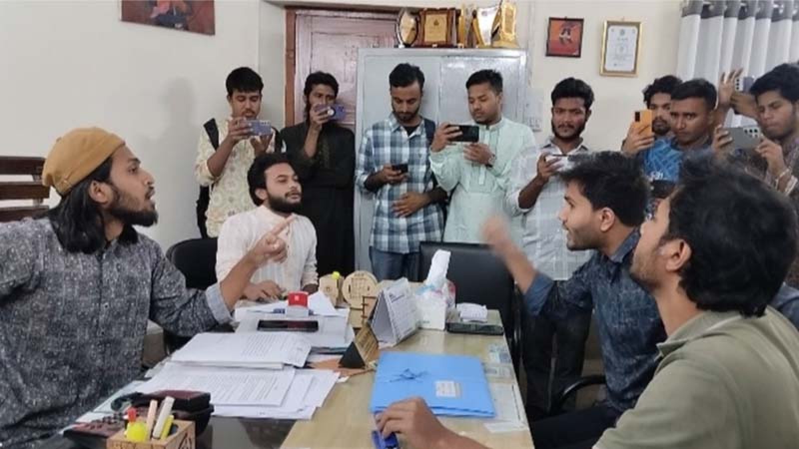 রাকসু জিএসের সঙ্গে রাবি ছাত্র অধিকার পরিষদ নেতার বাকবিতণ্ডা