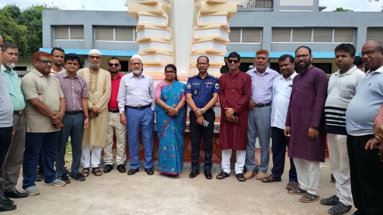 সাপাহার উপজেলা পরিষদের সামনে ‘জ্ঞান চত্বর’এর উদ্বোধন