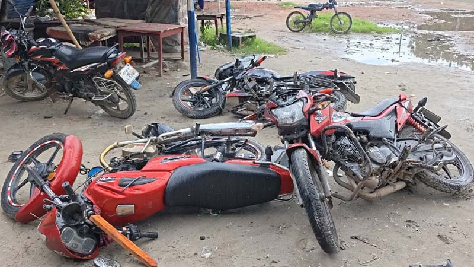 বড়াইগ্রামে বাস কাউন্টারের দখল বিএনপির দু’পক্ষের সংঘর্ষ, তিন নেতাসহ আহত ৭