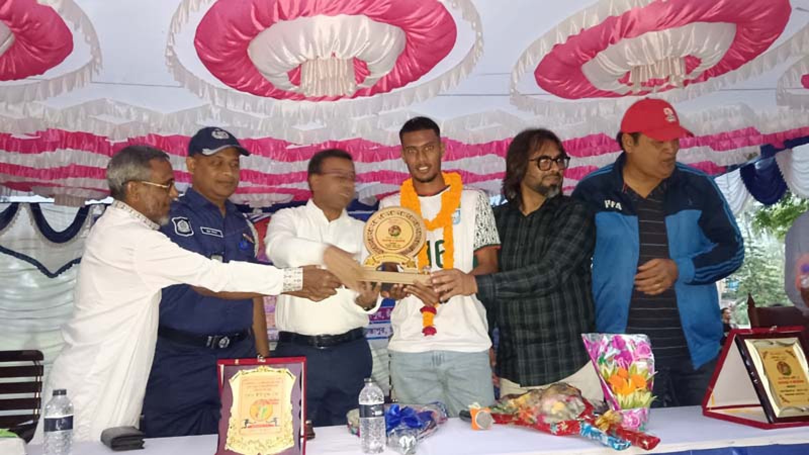 গোমস্তাপুরে ফুটবলার ইউসুফ আলীকে সংবর্ধনা