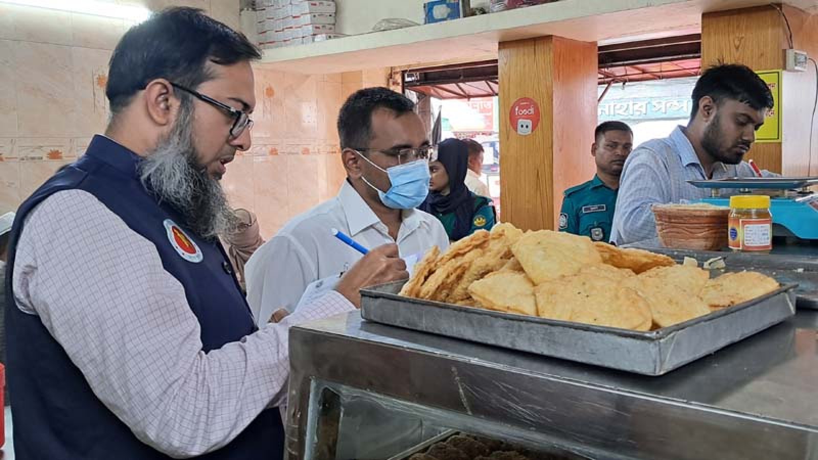 নগরীতে বিএসটিআই’র অনুমোদনহীন দই-মিষ্টি বিক্রেতাকে জরিমানা