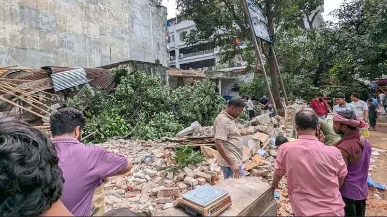 মিরপুরে মধ্যরাতে টিকাদান কেন্দ্রে হামলা-লুটপাট, গুঁড়িয়ে দেওয়া হলো ভবন