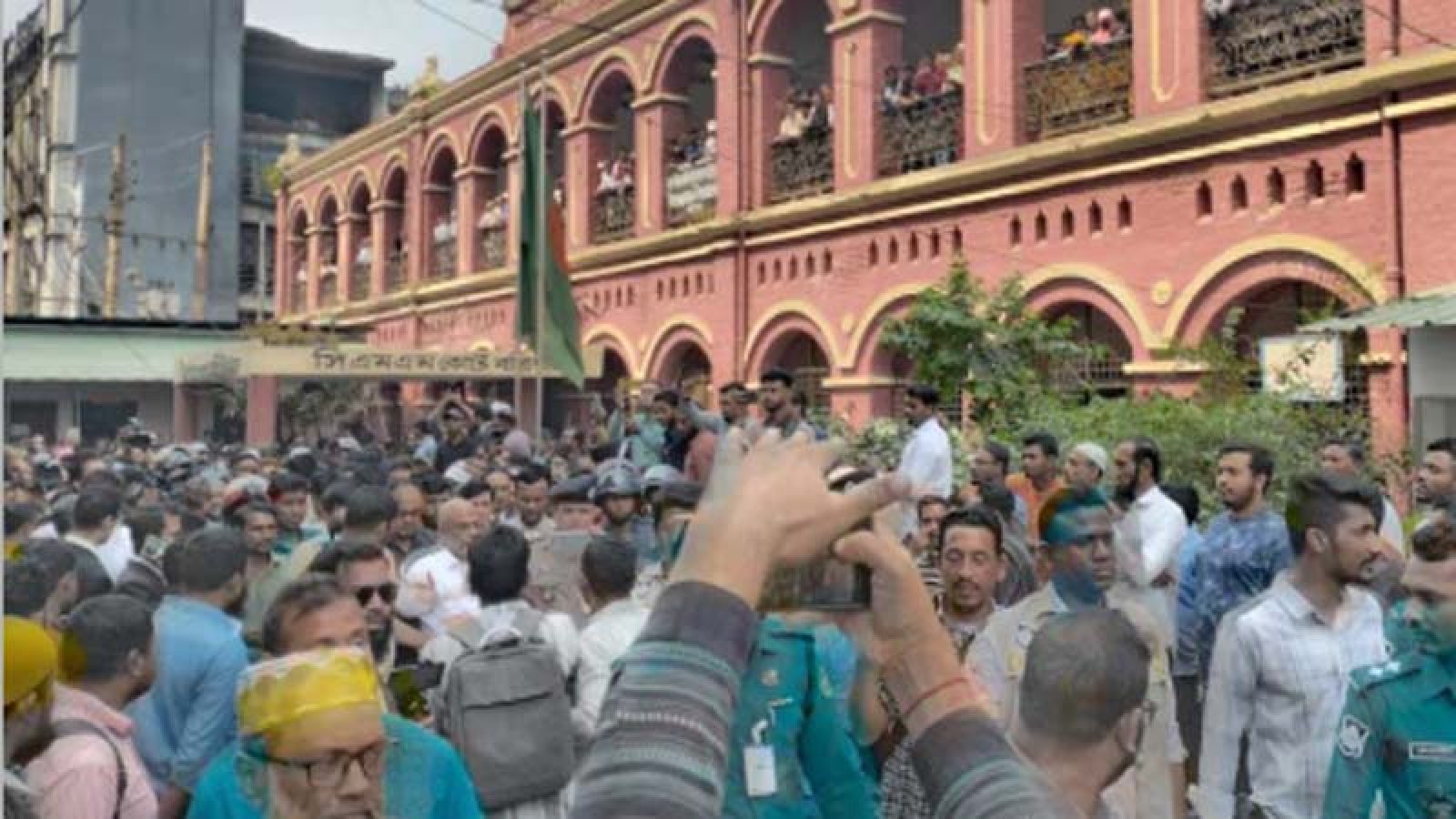 আদালতে হট্টগোল: বরিশালে বিএনপিপন্থি ২০ আইনজীবীর বিরুদ্ধে মামলা