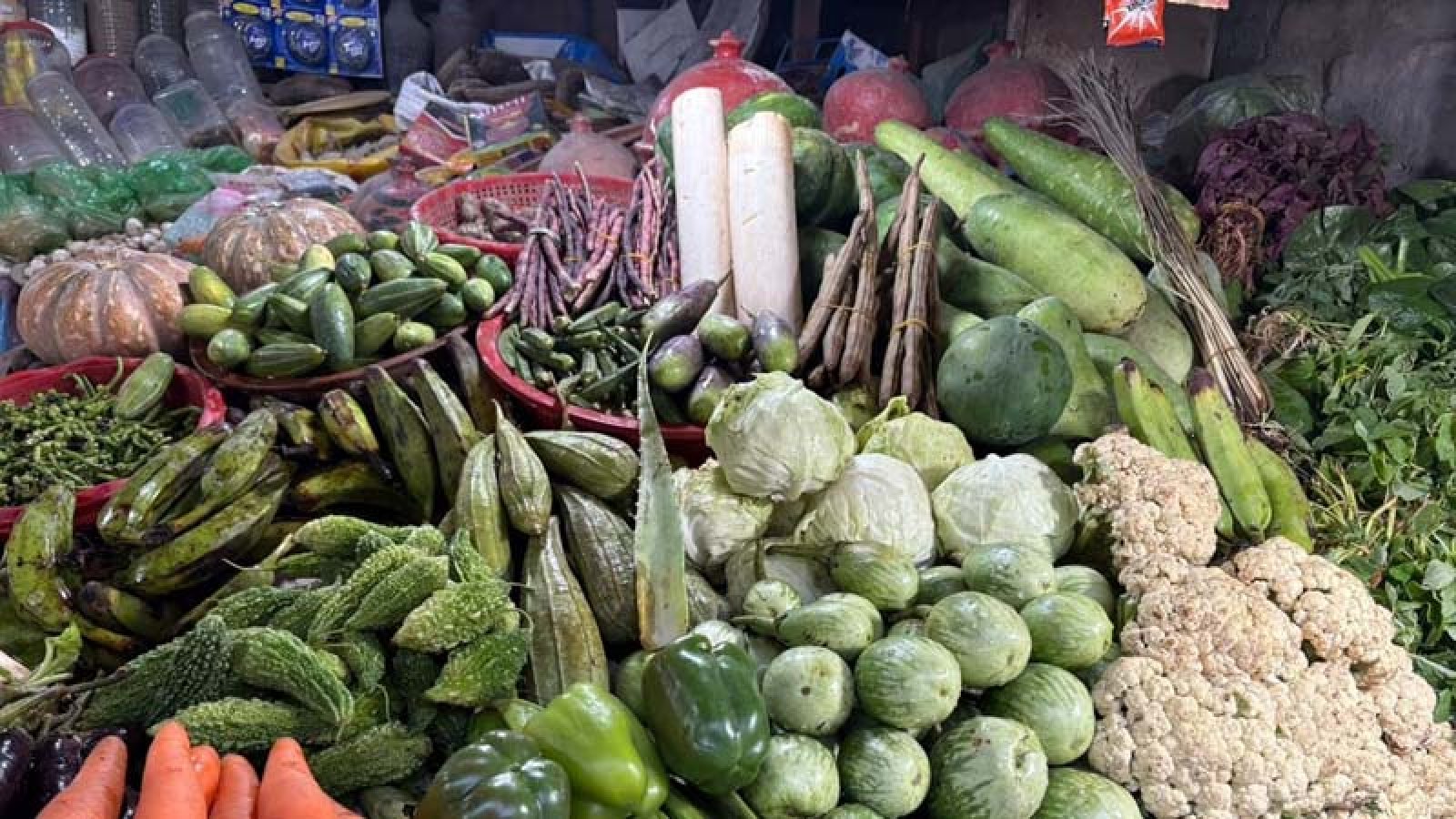 কাঁচাবাজারে পণ্যের দামে ভিন্নতা, হিসাব কষে কেনাকাটা