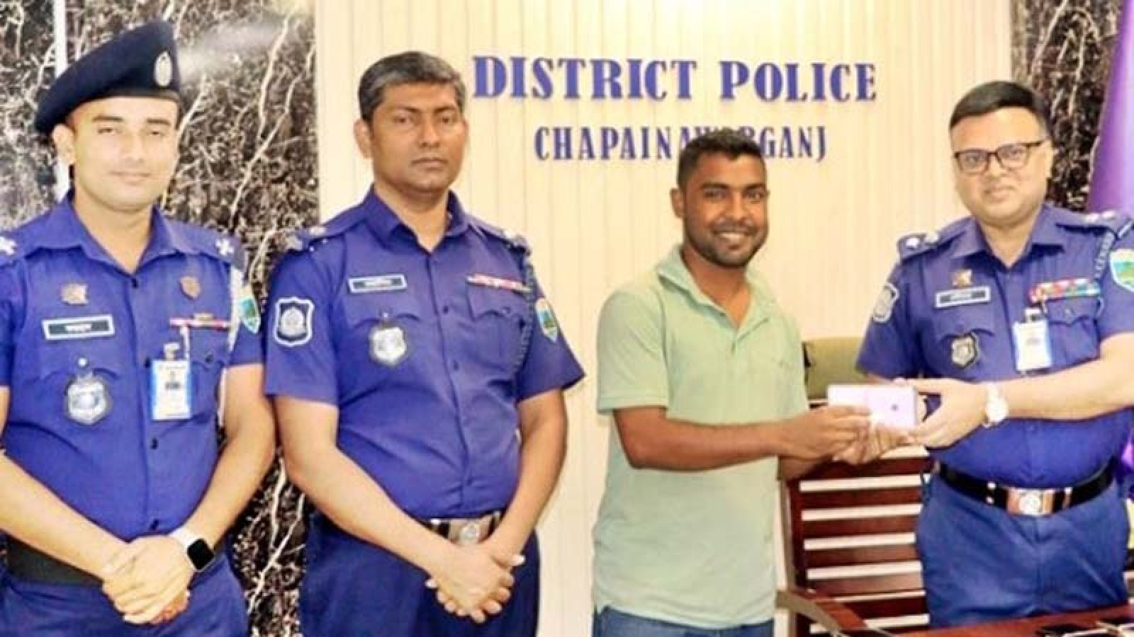 চাঁপাইনবাবগঞ্জে উদ্বারকৃত ১৪টি মোবাইল ফোন মালিকের কাছে হস্তান্তর