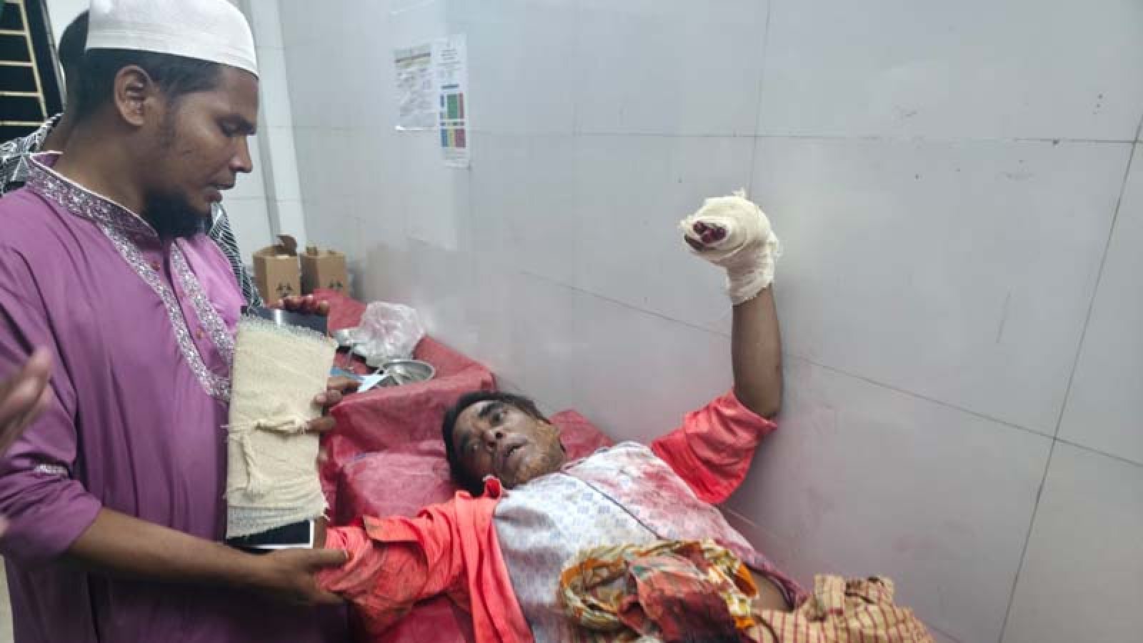 চারঘাটে চালককে কুপিয়ে ভ্যান ছিনতাই