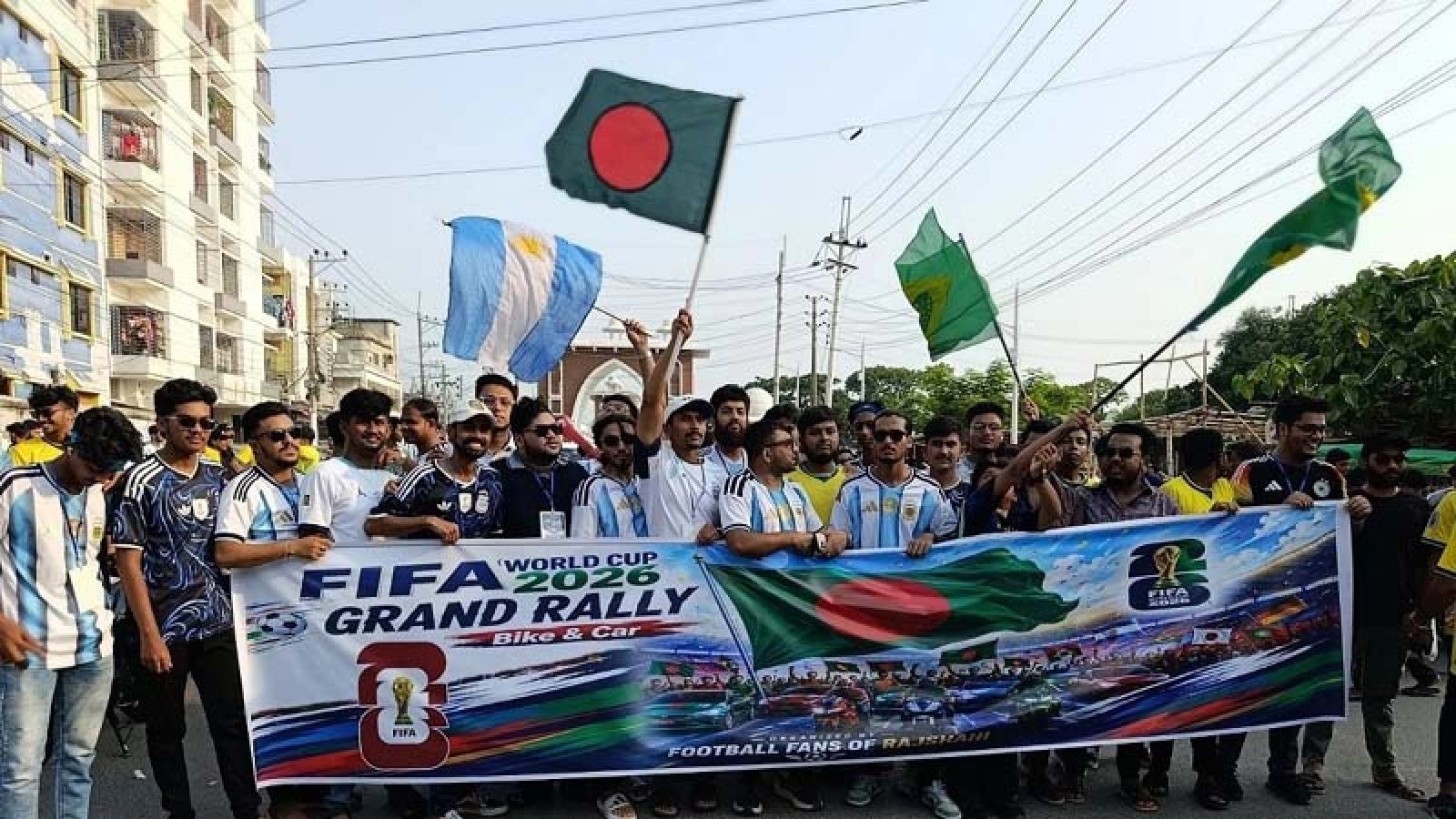 রাজশাহীতে বাইক-কারের বহরে ফুটবলপ্রেমীদের বর্ণিল শোভাযাত্রা