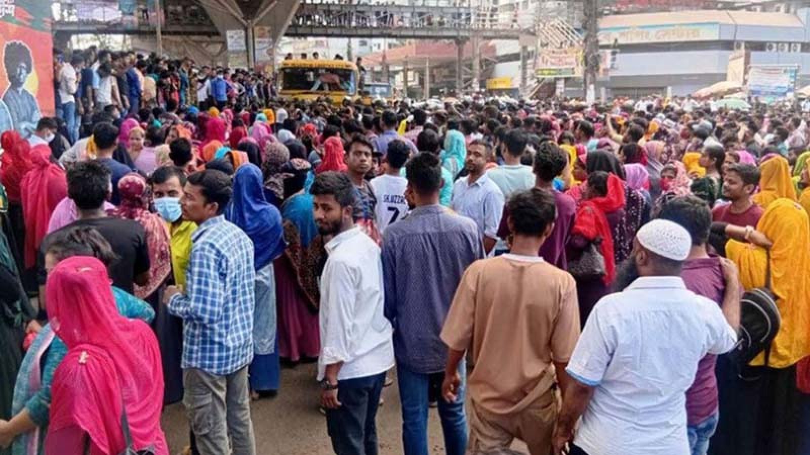 বেতন দেওয়ার দিন কারখানায় তালা দিয়ে পালালেন মালিক, শ্রমিকদের বিক্ষোভ
