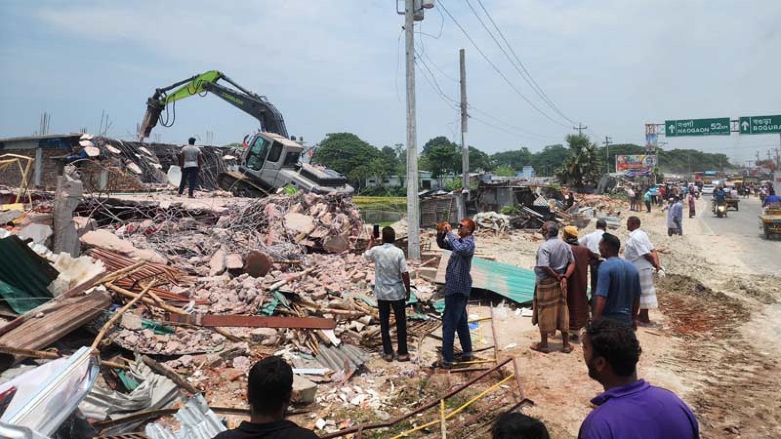 রাজশাহী-নওগাঁ মহাসড়কের কেশরহাটে অবৈধ স্থাপনা উচ্ছেদ অভিযান