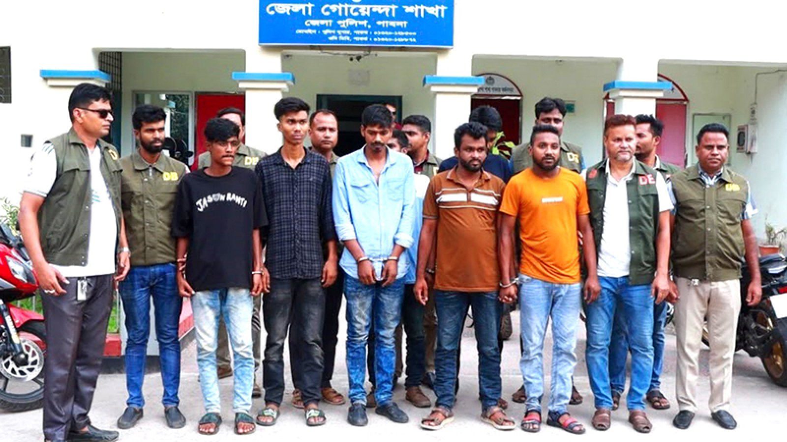 ঈশ্বরদীতে ডিবির অভিযানে বিদেশি পিস্তল ও গুলিসহ আটক ৭