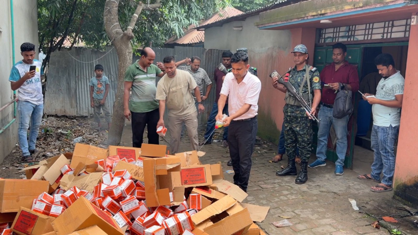 অবৈধ দুটি স্যালাইন কারখানাকে ৪৫ হাজার টাকা জরিমানা, একটি সিলগালা