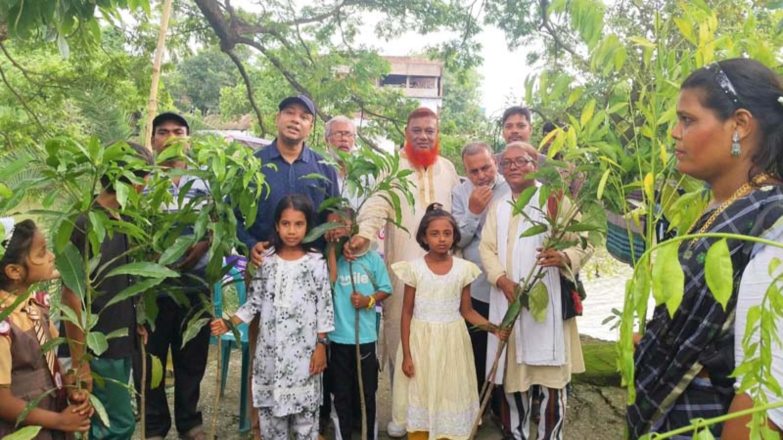 পরিবেশ রক্ষায় নওহাটায় বিতরণ করা হলো গাছের চারা