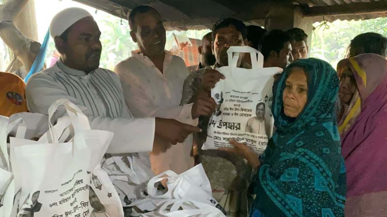পবার হরিয়ান ইউনিয়নে ৬০০ পরিবারের মাঝে ইদ উপহার বিতরণ