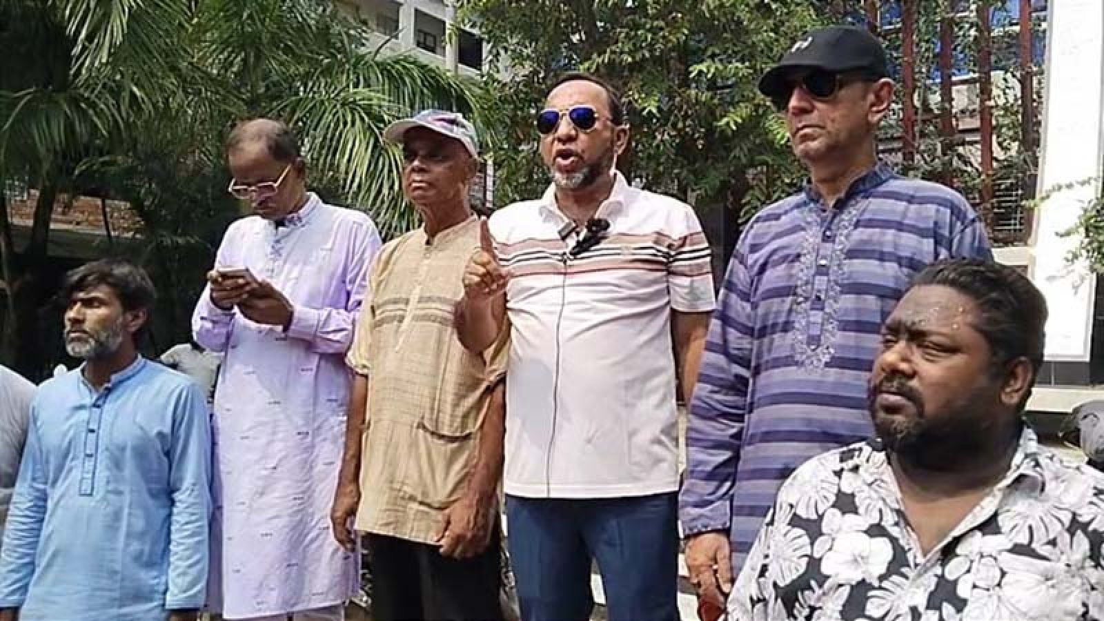 ‘রাজশাহীর সাংবাদিক সমাজ’ ব্যানারে মানববন্ধন, বহিরাগতদের ব্যবহারের অভিযোগ