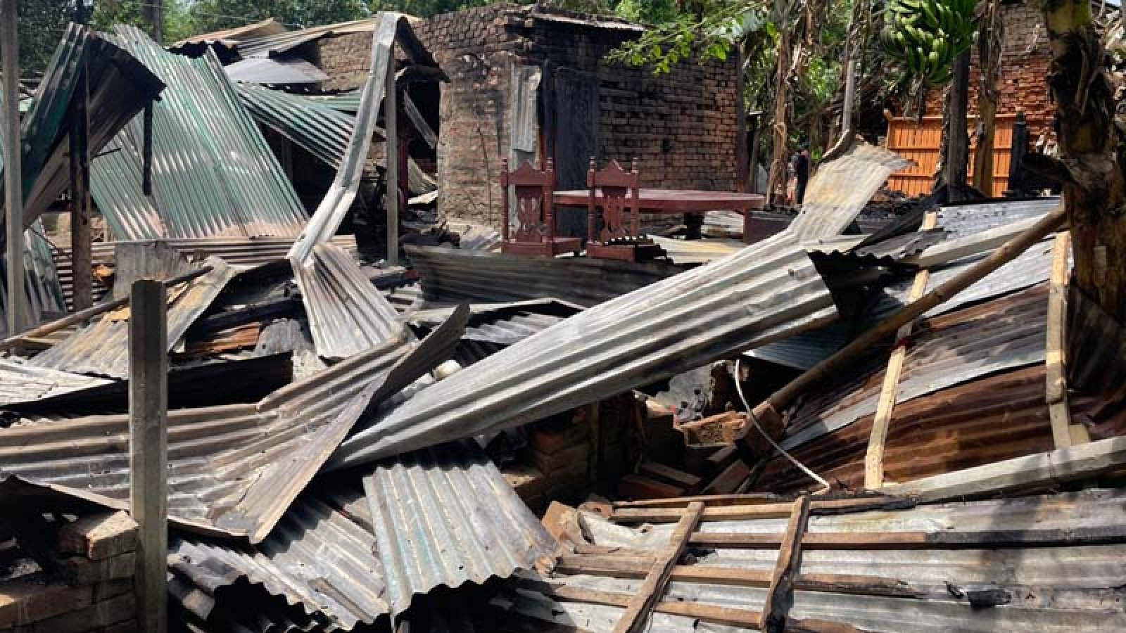 পুঠিয়ায় নেশার টাকা না পেয়ে নিজের ঘরে আগুন, ৫ বাড়ি পুড়ে ক্ষতি ১০ লক্ষ টাকা