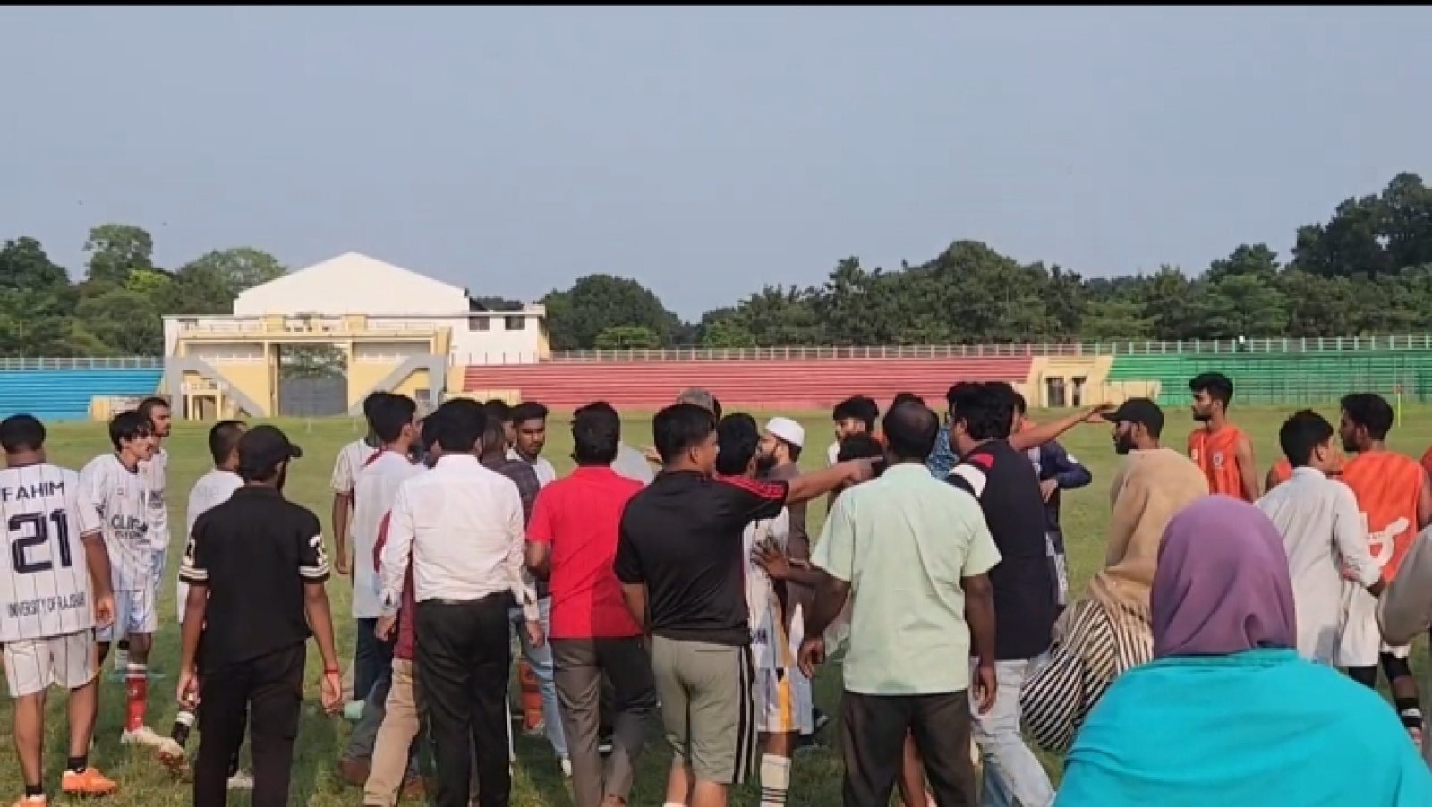 রাবিতে ফুটবল খেলাকে কেন্দ্র করে দুই বিভাগের সংঘর্ষ, আহত কয়েকজন