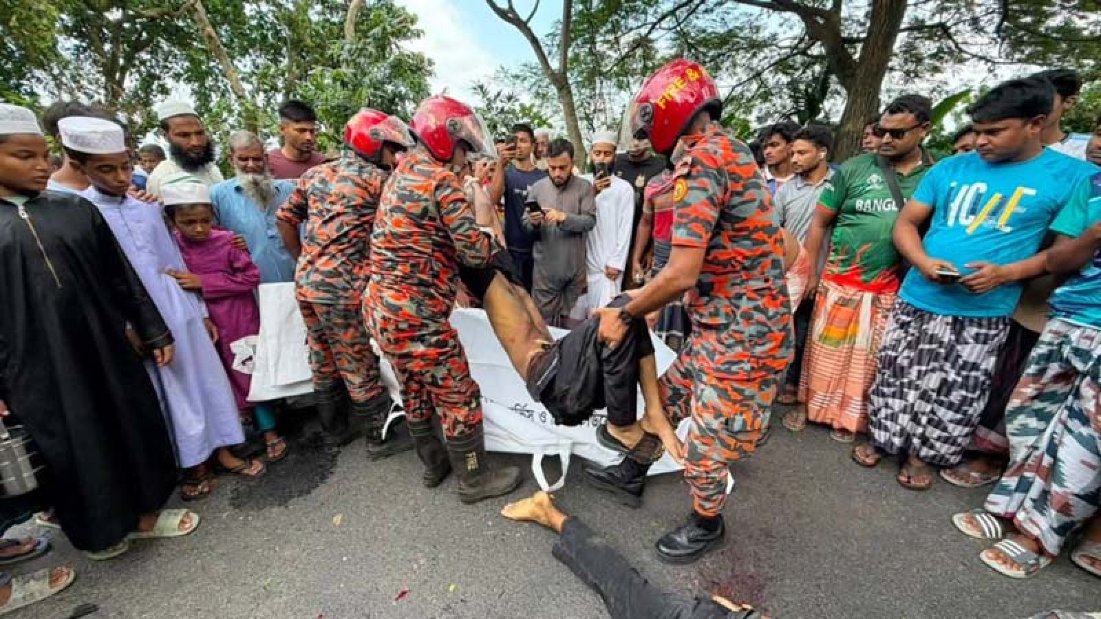 গোদাগাড়ীতে ট্রাকের ধাক্কায় পিষ্ট হয়ে দুই কলেজ শিক্ষার্থী নিহত