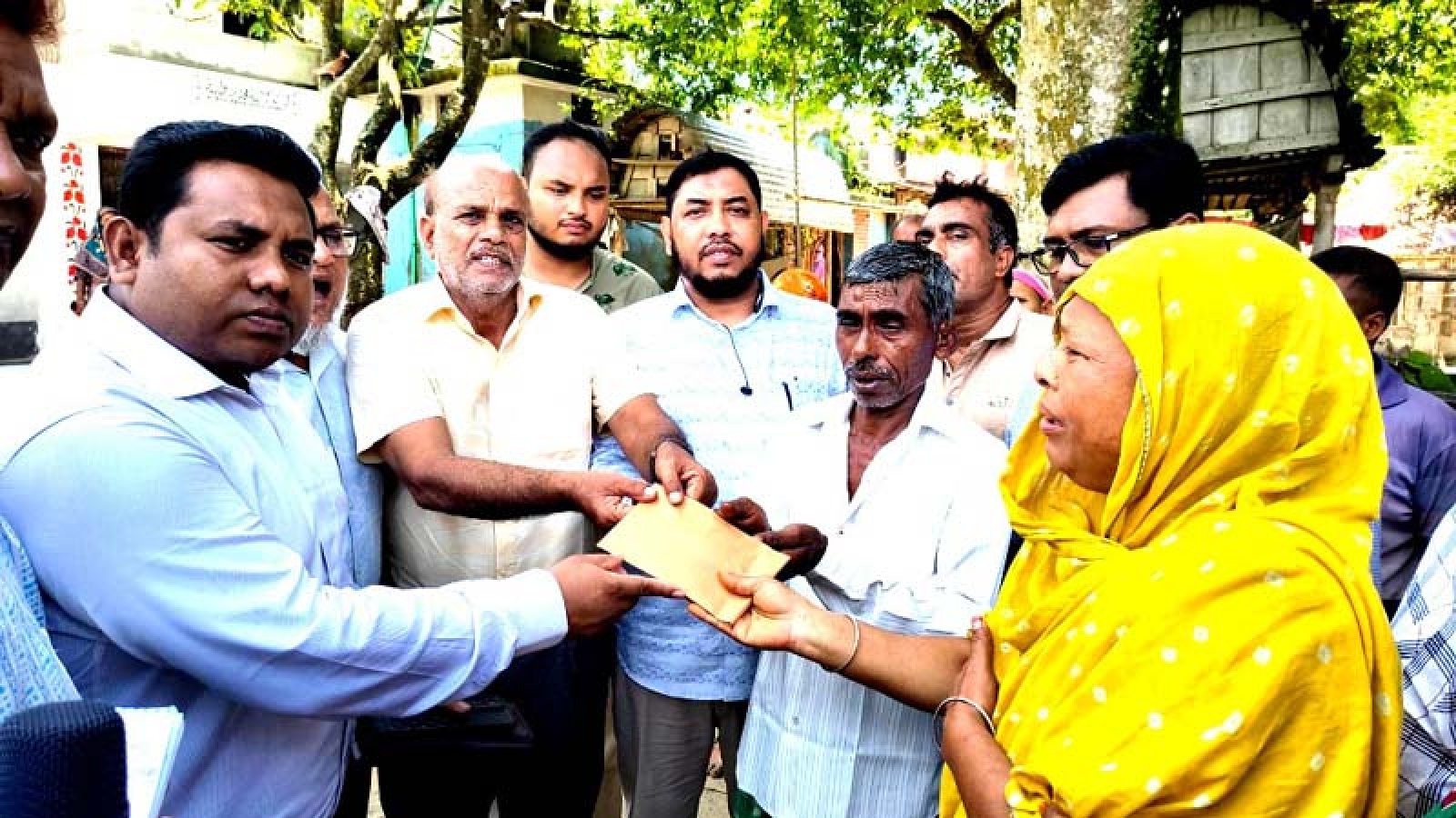 আত্রাইয়ে নিহত ১১ পরিবার পেলো আর্থিক সহায়তা
