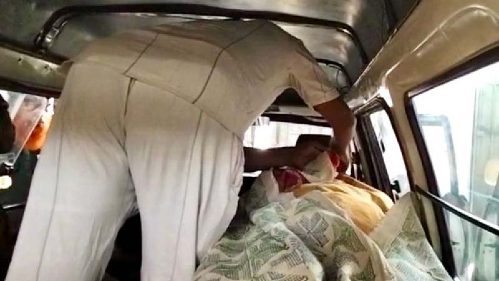 রাজশাহী কারাগারের বাইরে সন্তানের মৃত মুখ দেখলেন বাবা