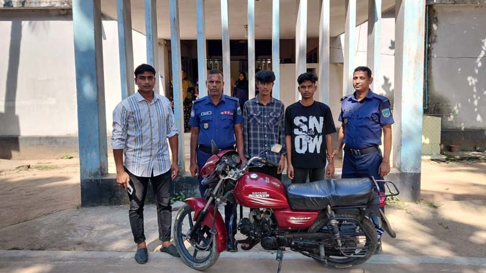 বদলগাছীতে রাজমিস্ত্রিকে মারধর করে মোটরসাইকেল ছিনতাই, ৬ ঘণ্টায় গ্রেপ্তার ২