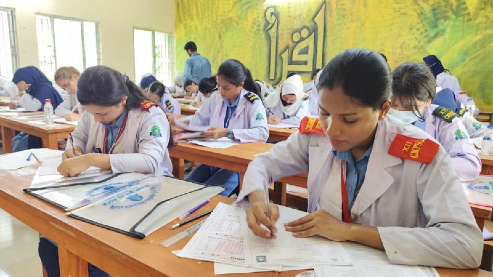 বৈরী আবহাওয়ায় অনুপস্থিত এইচএসসি পরীক্ষার্থীদের নতুন করে নিবন্ধনের সুযোগ