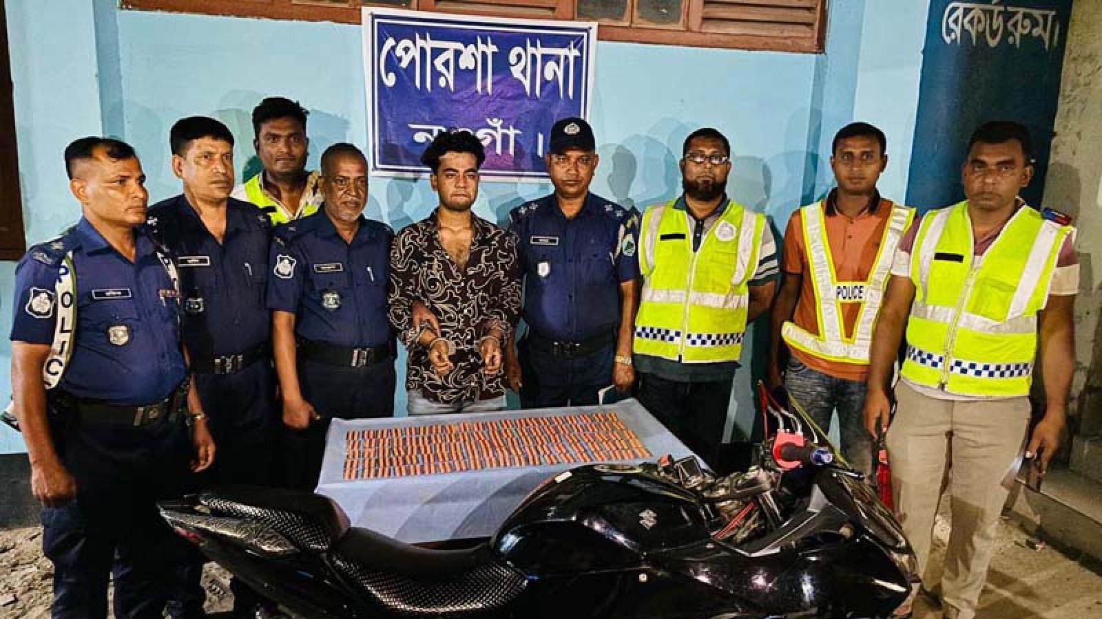 পোরশায় এক হাজার পিস ট্যাপেন্ডাডলসহ মাদক ব্যবসায়ী আটক