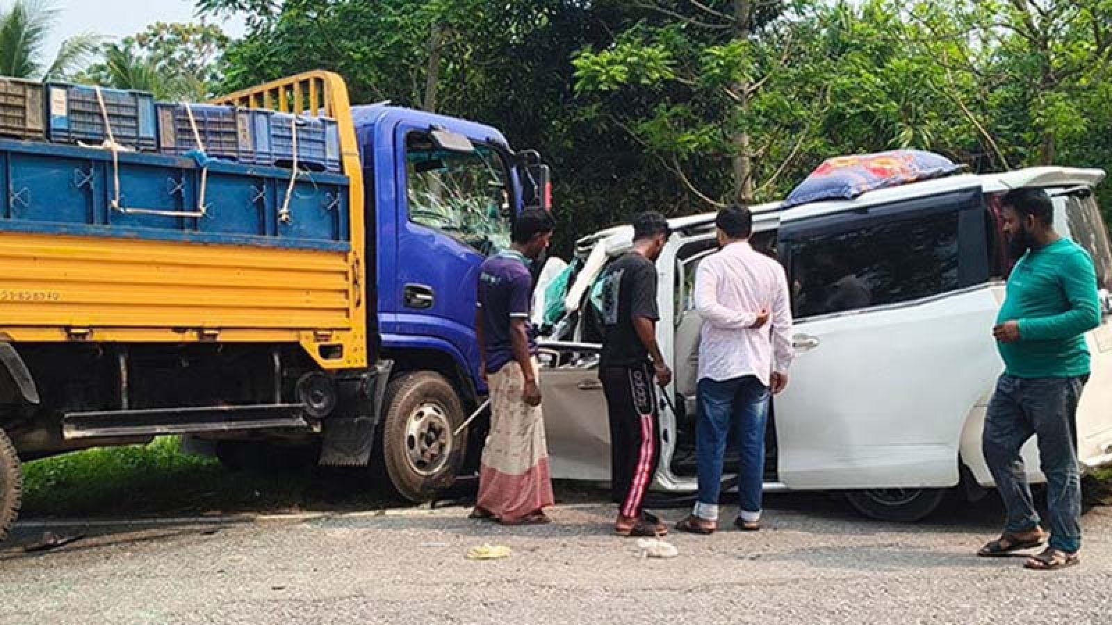 নাটোরে দুর্ঘটনায় বাবার কোলে ২ সন্তানের মৃত্যু