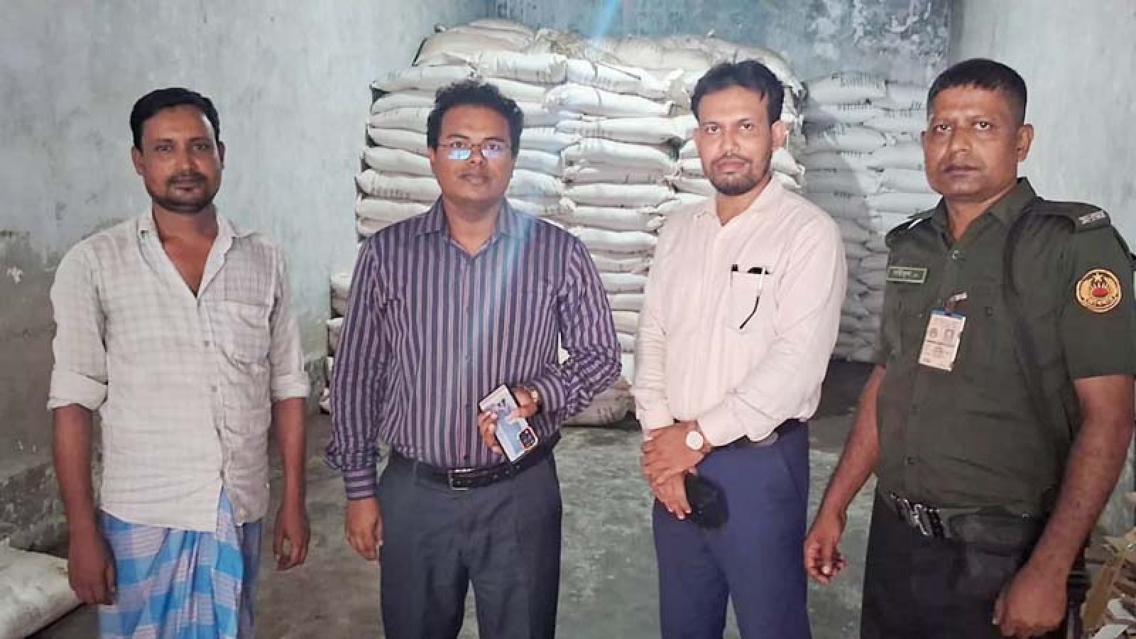 লালপুরে সারের স্টক রেজিস্টারে গরমিল, ডিলারকে ৫০ হাজার টাকা জরিমানা