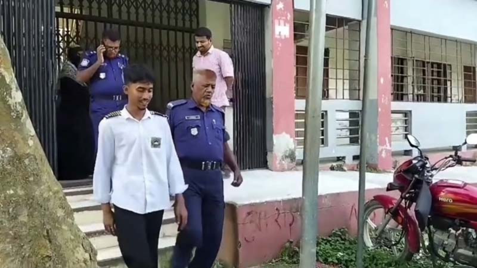 শেখ হাসিনার জন্মদিন পালন করায় পাবনায় স্কুল থেকে শিক্ষার্থী আটক