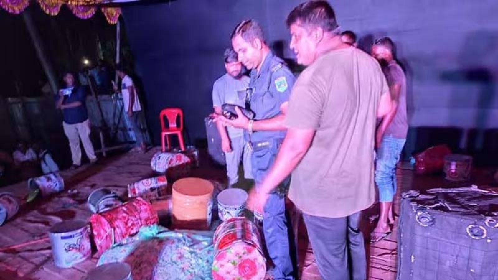 পত্নীতলায় মেলা প্রাঙ্গণে ভাঙচুর ও বিশৃঙ্খলা সৃষ্টি, দোকানপাট লুটের অভিযোগ!