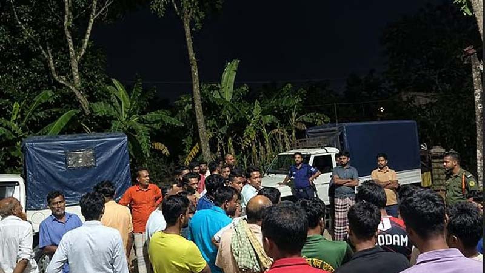 পুঠিয়ায় জমাট বাঁধা সার গুঁড়া করার ভিডিও ফেসবুকে, গুদাম ঘেরাও