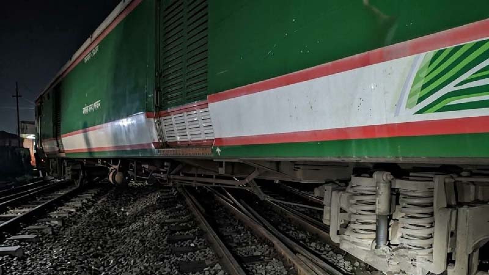সান্তাহার জংশন স্টেশনে কুড়িগ্রাম এক্সপ্রেস ট্রেন লাইনচ্যূত