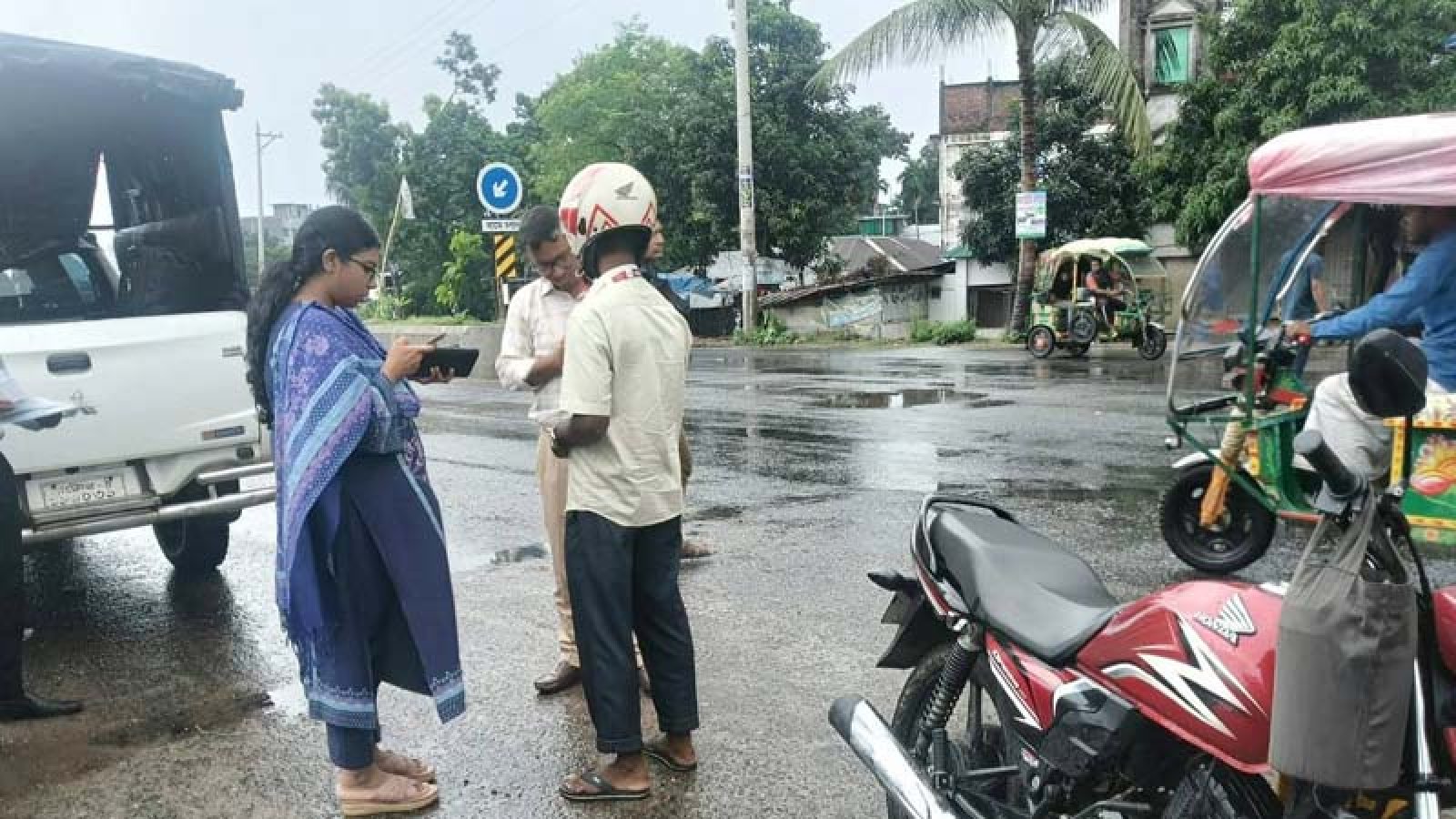 সিংড়ায় হেলমেটবিহীন মোটরসাইকেল চালানোর অপরাধে ৪ জনকে অর্থদণ্ড