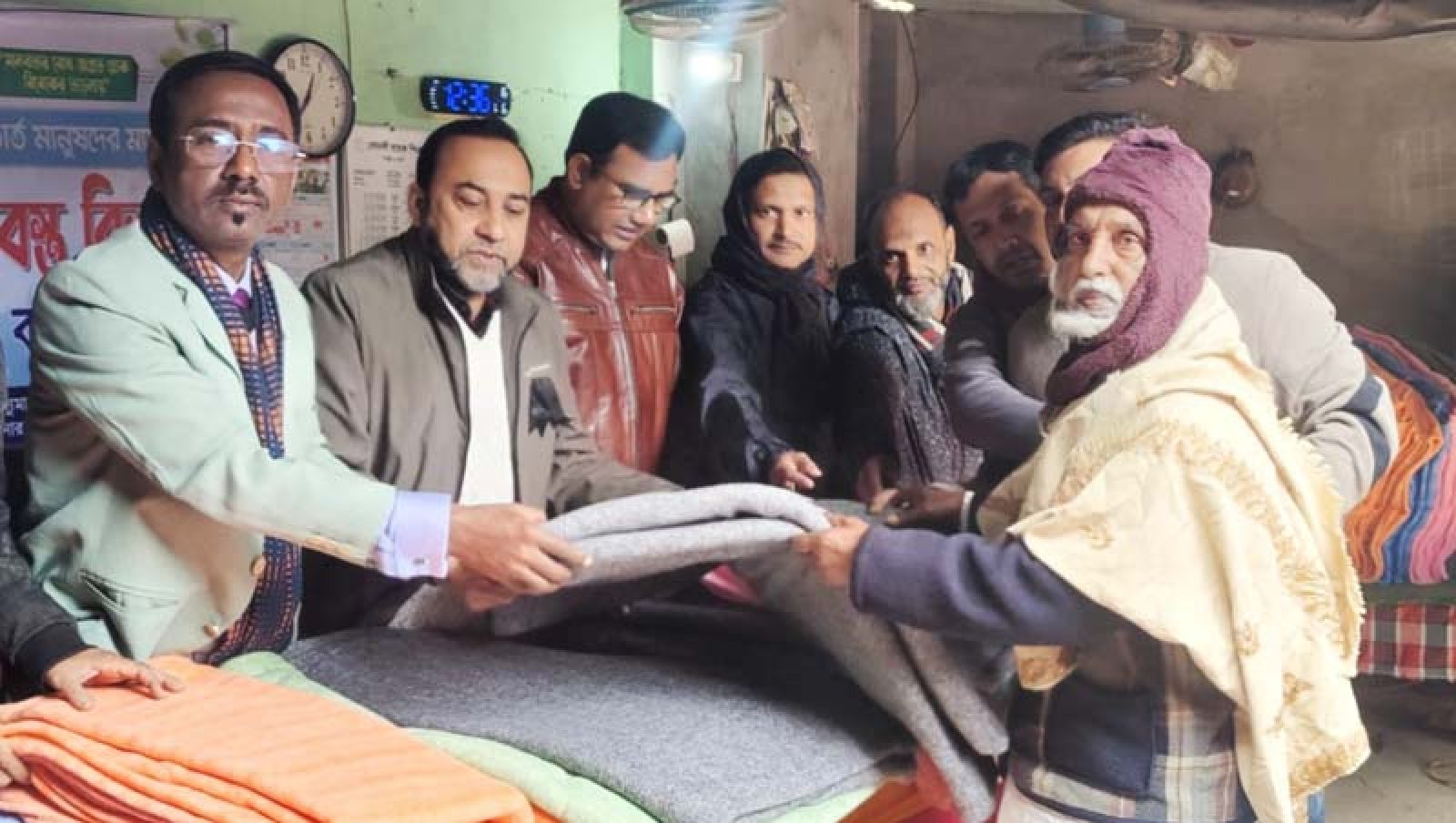 মাঝারি শৈত্যপ্রবাহে খেটে খাওয়া মানুষের পাশে ক্যাব